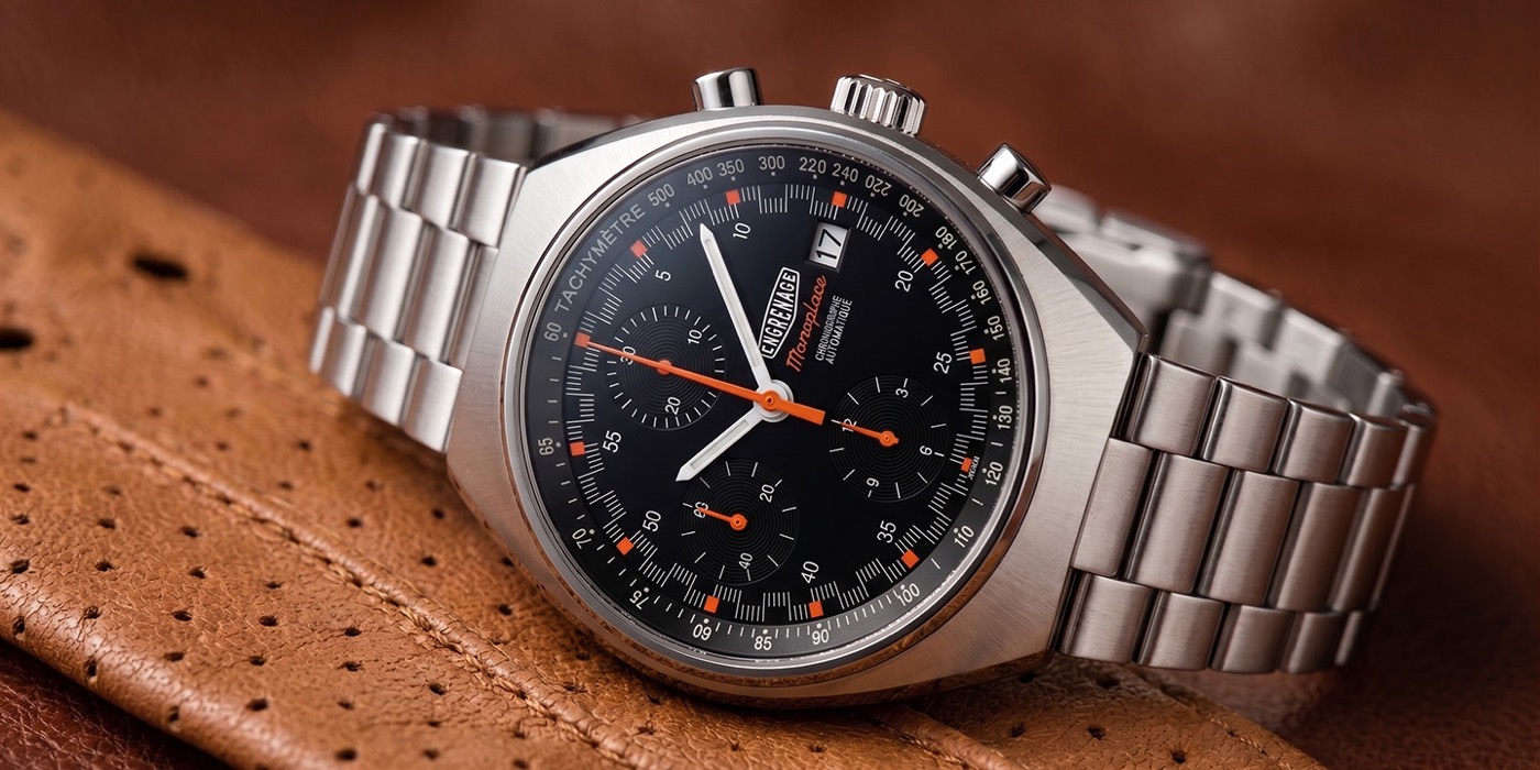 Monoplace posée sur du cuir perforé, cadran chronographe noir à échelle tachymétrique.
