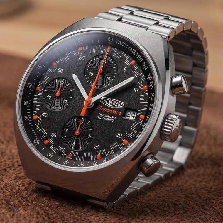 Monoplace de trois quarts, bracelet acier, poussoirs de chronographe.