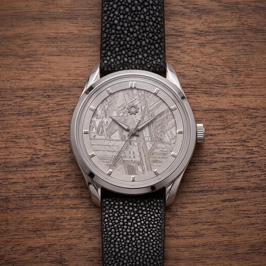 Montre sur-mesure à cadran météorite, motif de Widmanstätten, bracelet galuchat noir.