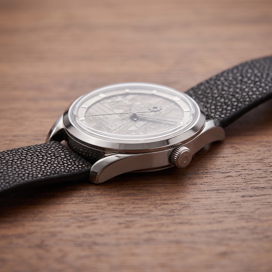 La même montre de profil, posée sur du noyer.